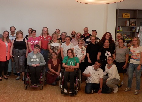 Das ist ein Gruppen-Foto der Teilnehmer und Teilnehmerinnen des EU-Projekts.